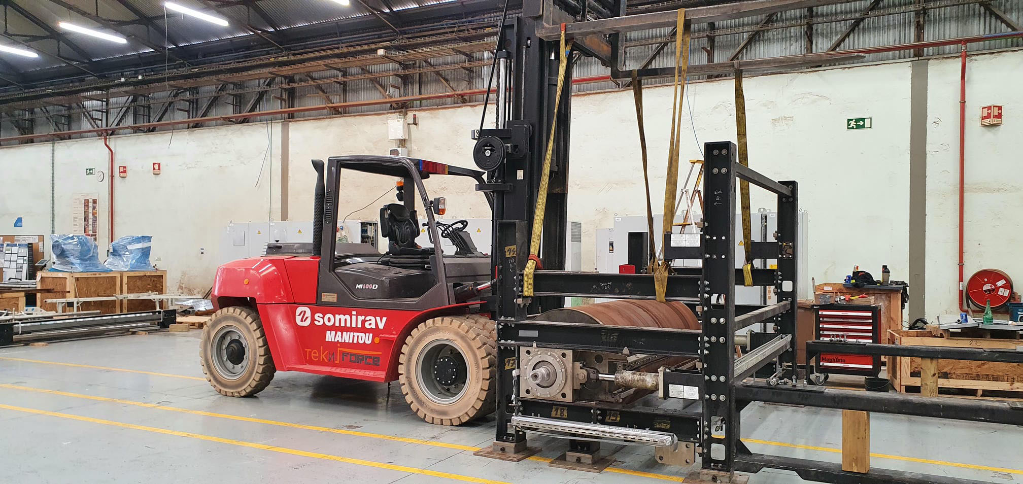 Gabelstabler beim Umzug einer Maschine